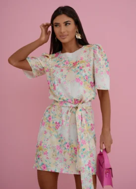 Rochie scurta cu imprimeu floral delicat si cordon in talie