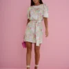 rochie-scurta-cu-imprimeu-floral-delicat-si-cordon-in-talie