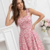 rochie-scurta-cu-imprimeu-floral-si-decolteu-patrat