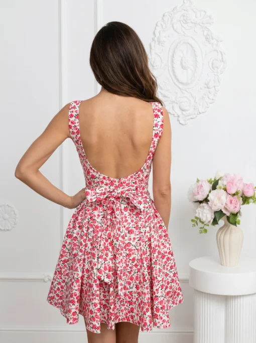 rochie-scurta-cu-imprimeu-floral-si-decolteu-patrat