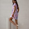 rochie-scurta-cu-imprimeu-ondulat-roz-lila