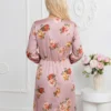 rochie-scurta-din-satin-cu-imprimeu-floral-si-decolteu-petrecut