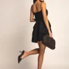 rochie-scurta-neagra-cu-volane-si-bretele-subtiri
