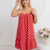 rochie-scurta-rosie-cu-buline-albe-si-volan-la-baza