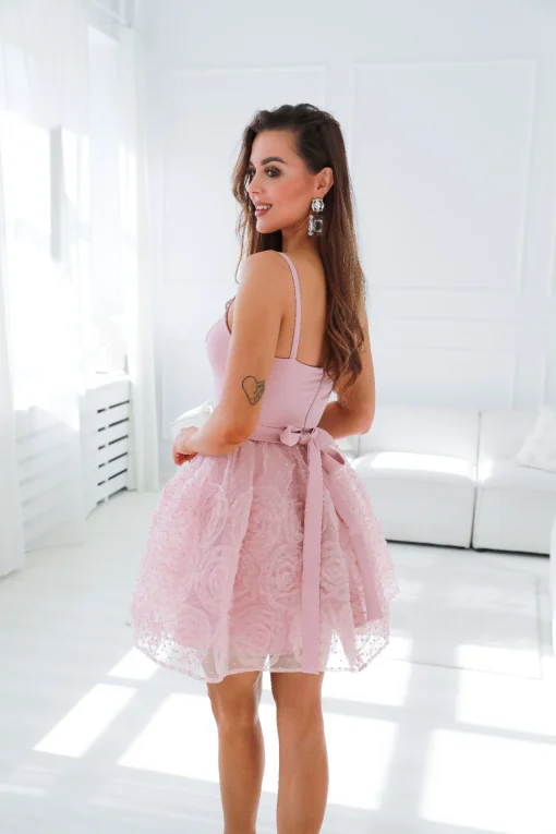 rochie-scurta-roz-cu-bust-satinat-si-fusta-din-tul-cu-flori-3d