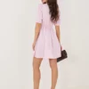 rochie-scurta-roz-cu-dungi-si-guler-supradimensionat