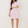 rochie-scurta-roz-cu-dungi-si-guler-supradimensionat