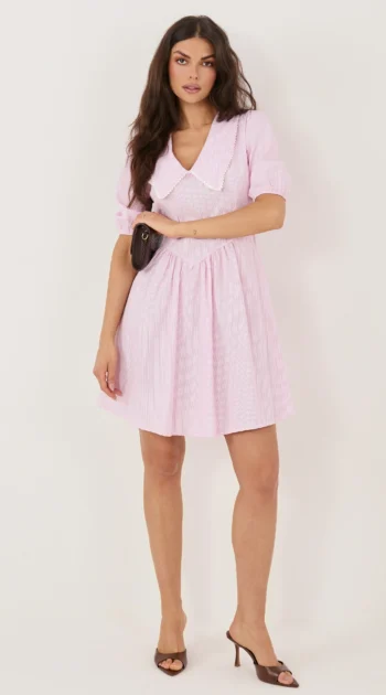 rochie-scurta-roz-cu-dungi-si-guler-supradimensionat