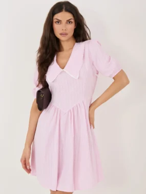 Rochie scurta roz cu dungi si guler supradimensionat