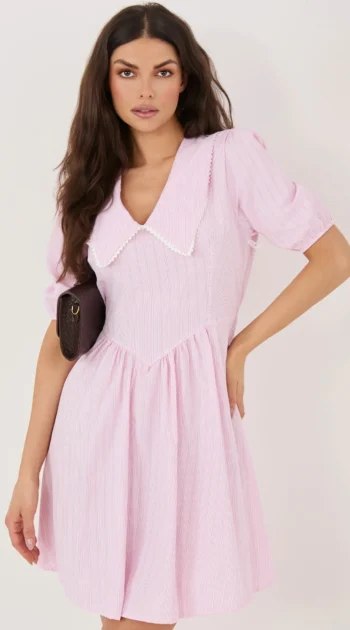 rochie-scurta-roz-cu-dungi-si-guler-supradimensionat