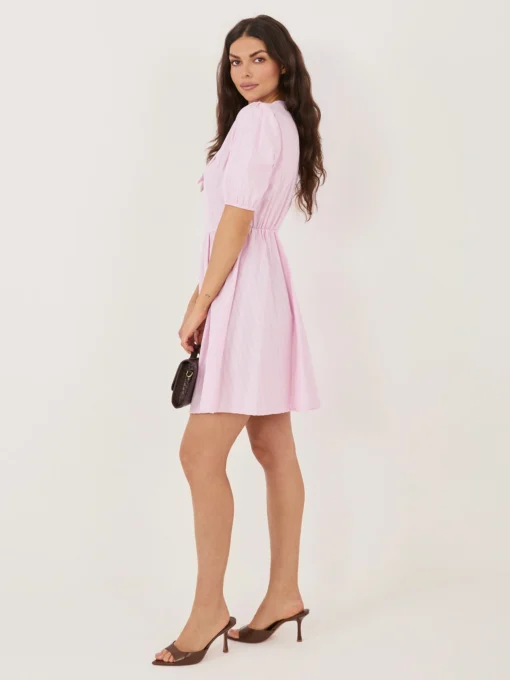 rochie-scurta-roz-cu-dungi-si-guler-supradimensionat