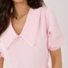 rochie-scurta-roz-cu-guler-contrastant