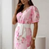 rochie-scurta-roz-cu-imprimeu-floral-si-cordon-alb-in-talie