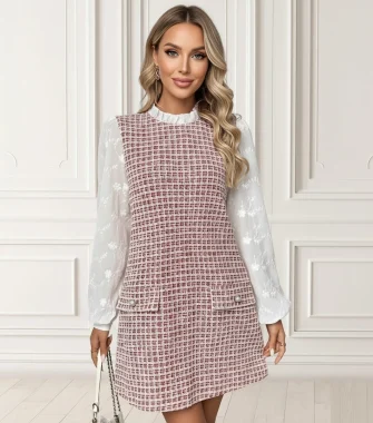 Rochie scurta roz cu maneci cu broderie