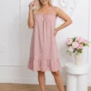 rochie-scurta-roz-pudra-din-vascoza-cu-buline-si-volanas-la-baza