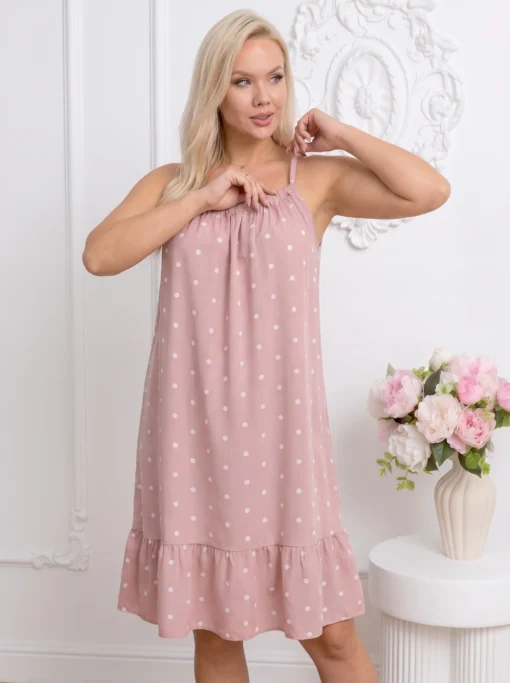 rochie-scurta-roz-pudra-din-vascoza-cu-buline-si-volanas-la-baza