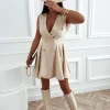 rochie-scurta-tip-sacou-cu-croi-clos-si-nasturi-decorativi