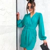 rochie-scurta-turcoaz-cu-decolteu-petrecut-si-cordon-in-talie