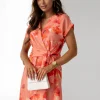 rochie-vaporoasa-corai-cu-imprimeu-floral-si-cordon-in-talie