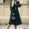 rochie-verde-eleganta-din-dantela-cu-decolteu-petrecut-si-maneci-lungi
