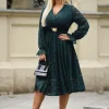 rochie-verde-eleganta-din-dantela-cu-decolteu-petrecut-si-maneci-lungi