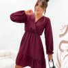 rochie-visinie-cu-decolteu-petrecut-si-maneci-bufante