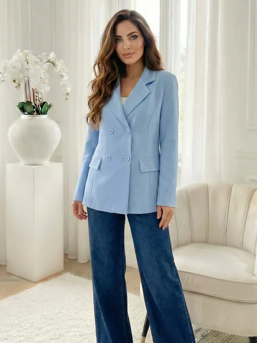 sacou-albastru-deschis-cu-croiala-cambrata-si-nasturi