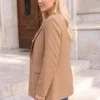sacou-elegant-din-cu-revere-crestate-si-brose-aurii