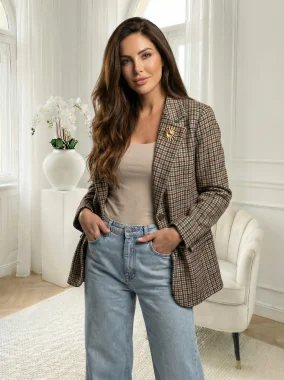 Sacou elegant maro cu imprimeu clasic si brosa