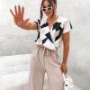 salopeta-petrecuta-cu-imprimeu-geometric-si-pantaloni-lungi-bej