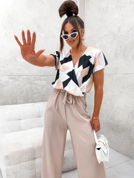 salopeta-petrecuta-cu-imprimeu-geometric-si-pantaloni-lungi-bej