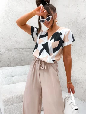 Salopeta petrecuta cu imprimeu geometric si pantaloni lungi bej