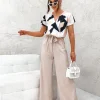 salopeta-petrecuta-cu-imprimeu-geometric-si-pantaloni-lungi-bej