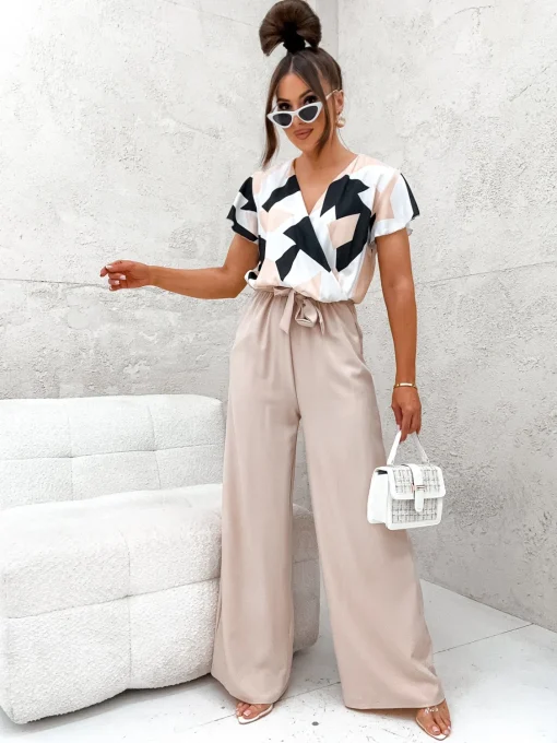 salopeta-petrecuta-cu-imprimeu-geometric-si-pantaloni-lungi-bej