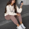 set-dama-crem-si-cappuccino-vatuit-din-bumbac-cu-hanorac-si-pantaloni-casual