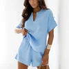 set-din-in-bleu-cu-pantaloni-scurti-si-bluza-lejera