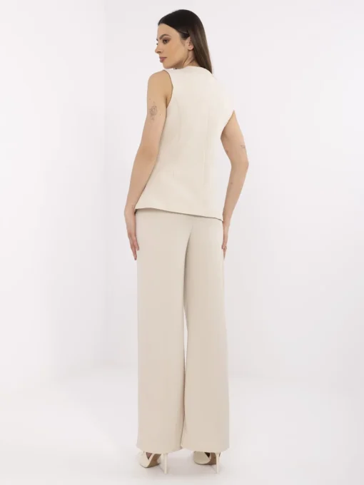 set-elegant-bej-cu-pantaloni-si-vesta-eleganta-cu-nasturi-decorativi