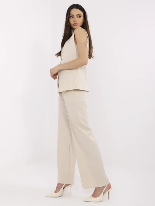 set-elegant-bej-cu-pantaloni-si-vesta-eleganta-cu-nasturi-decorativi