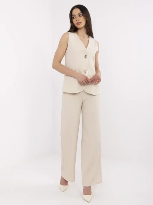 set-elegant-bej-cu-pantaloni-si-vesta-eleganta-cu-nasturi-decorativi