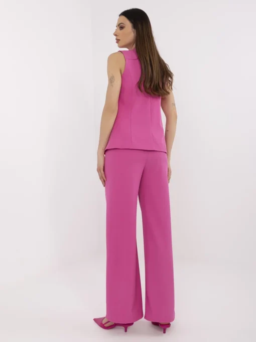 set-elegant-roz-cu-pantaloni-si-vesta-eleganta-cu-nasturi-decorativi