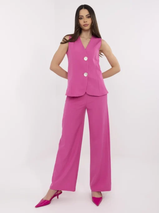 set-elegant-roz-cu-pantaloni-si-vesta-eleganta-cu-nasturi-decorativi