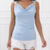 top-elegant-cu-decolteu-cazut-si-accesorii-tip-scoica