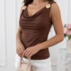 top-elegant-cu-decolteu-cazut-si-accesorii-tip-scoica