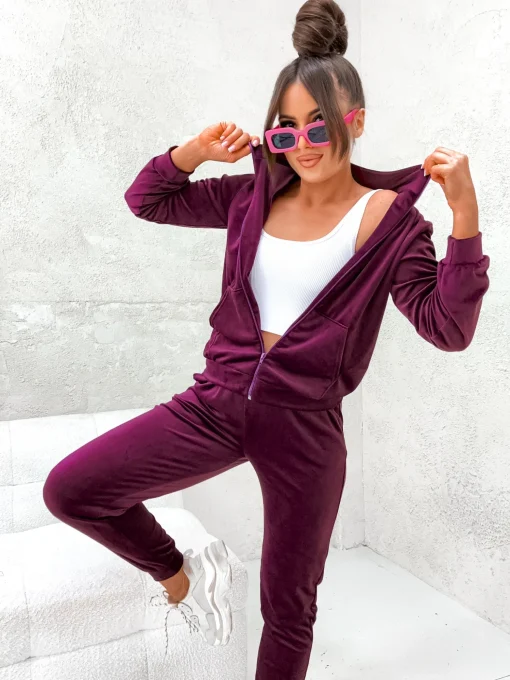 trening-bordo-din-catifea-cu-croi-lejer