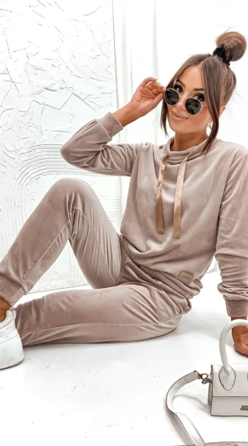 trening-din-catifea-bej-cu-bluza-si-pantaloni-conici