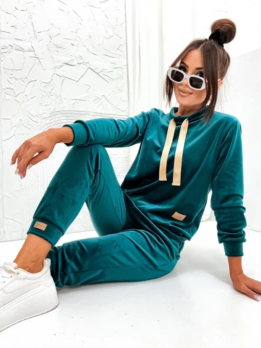 trening-din-catifea-verde-smarald-cu-bluza-si-pantaloni-conici
