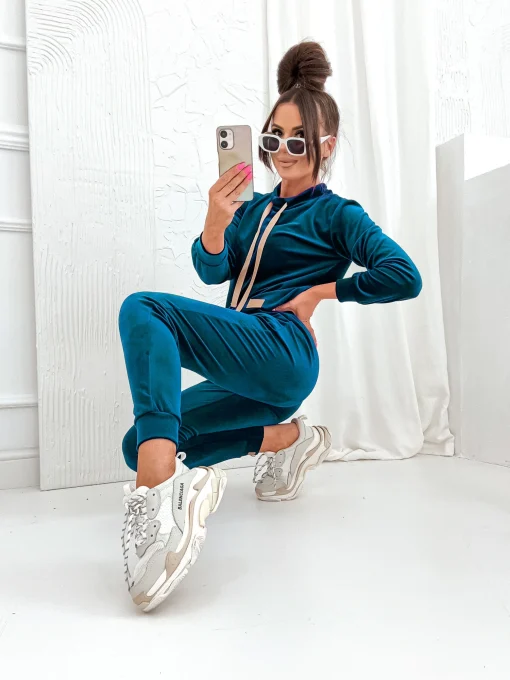 trening-din-catifea-verde-smarald-cu-bluza-si-pantaloni-conici