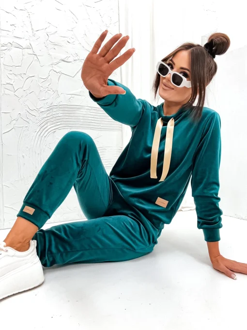 trening-din-catifea-verde-smarald-cu-bluza-si-pantaloni-conici