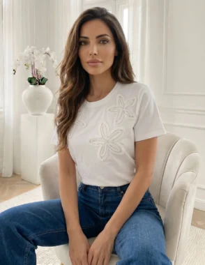 Tricou alb din bumbac cu aplicatii florale din perle
