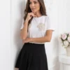 tricou-alb-din-bumbac-cu-flori-crosetate